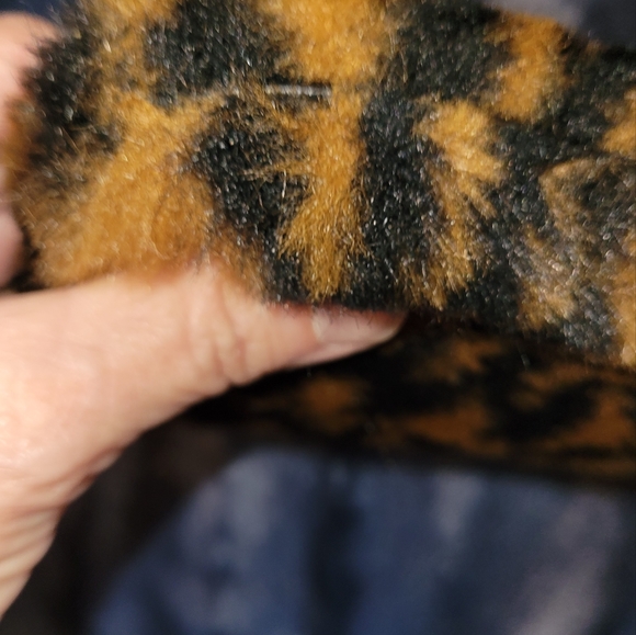 GUC MK FAUX FUR LARGE CLUTCH - Picture 8 of 9